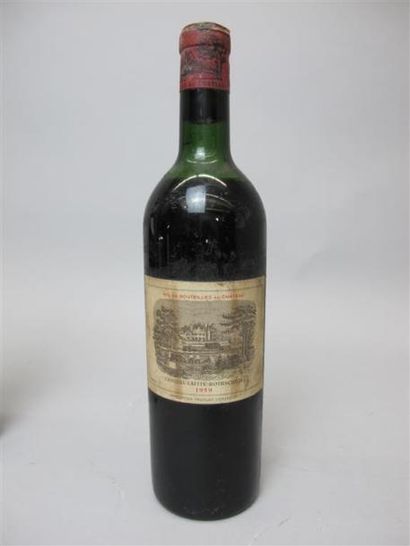 null Une bouteille de Lafitte Rothschild 1959, mi épaule. Etiquette tachée.