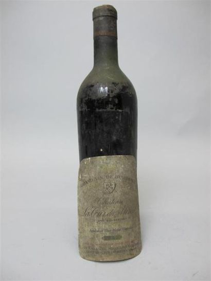 null Un lot de trois bouteilles : un château La Tour du Mirail, 1947 (basse épaule),...
