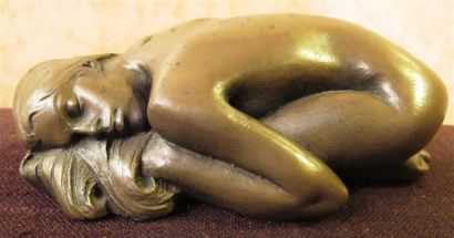 null Ecole du XXème siècle. "Femme en position foetale". Sculpture en alliage bronze...