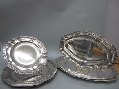 null Trois plats ronds et trois plats ovales en métal argenté à filets contours.