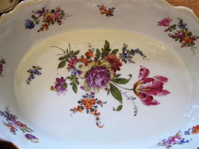 null Ensemble en porcelaine à décor imprimé de fleurs polychrome comprenant : plat...