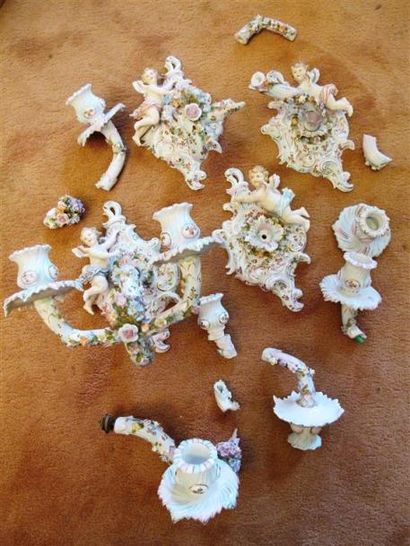 null Appliques et morceaux d'appliques en porcelaine à décor polychrome de fleurs...