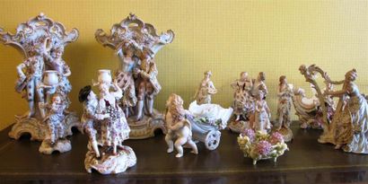 null Important lot de statuettes en porcelaine à décor polychrome rehaussé d'or de...