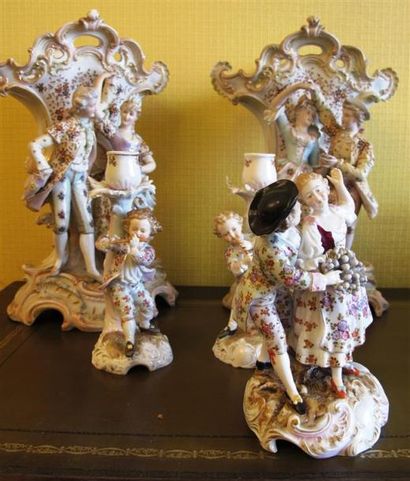 null Important lot de statuettes en porcelaine à décor polychrome rehaussé d'or de...