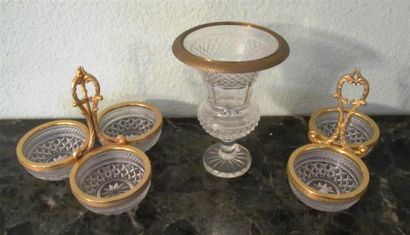 null Vase balustre et deux présentoirs en verre taillé prise en bronze doré ciselé....