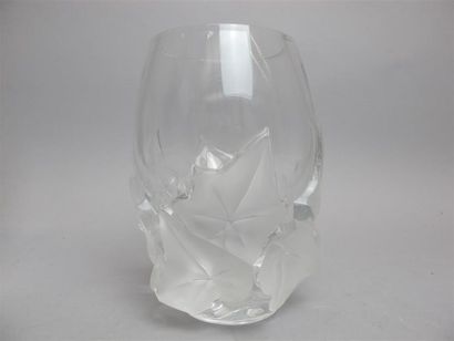 null LALIQUE France. Vase en verre moulé à décor de feuilles de lierre dépolis. Hauteur:...