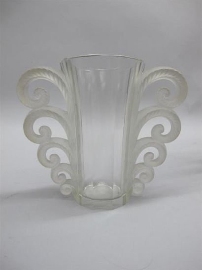 null LALIQUE. Vase "Beauvais" en verre moulé et taillé. Signé Lalique France. H....