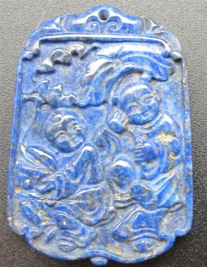 null Pendentif en lapis-lazuli en forme de plaque rectangulaire à décor sculpté de...