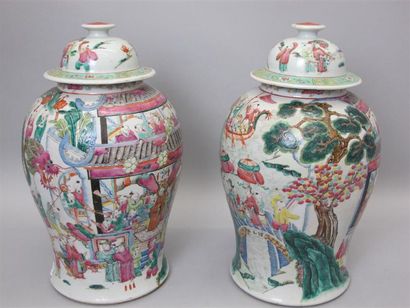 null Canton, Chine. Paire de vases couverts en porcelaine émaillée polychrome à décor...