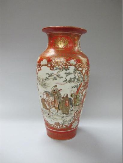 null Vase de forme balustre en porcelaine à décor d'émaux corail et polychrome et...