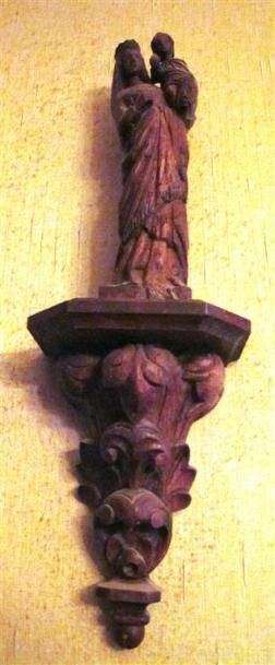 null Vierge ancienne en bois sculpté avec sa console. On joint un Christ en ivoi...