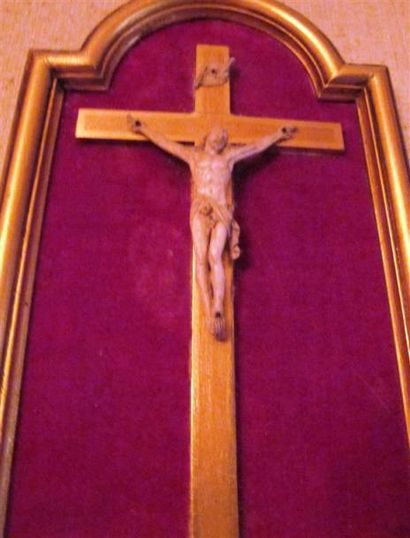 null Vierge ancienne en bois sculpté avec sa console. On joint un Christ en ivoi...