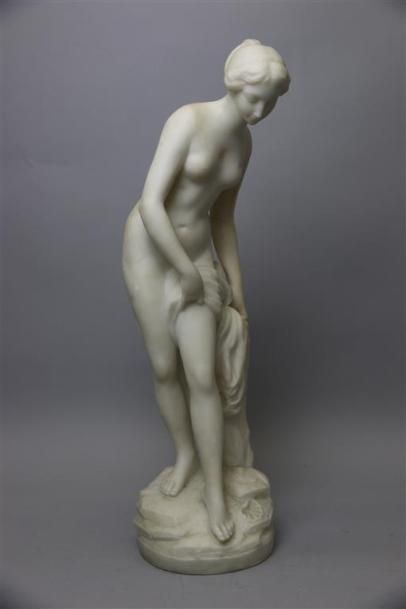 null D'après Maurice FALCONNET (1716-1791). "La baigneuse". Groupe en marbre blanc,...
