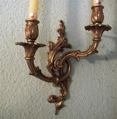 null Paire d'appliques à deux bras de lumière en bronze doré de Style Louis XV.					...