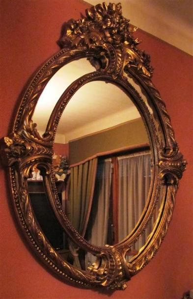null Grand miroir ovale à parecloses en stuc doré à décor de bouquet de fleurs sur...