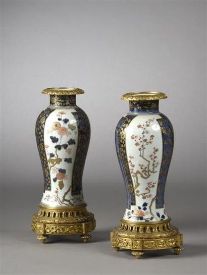 null JAPON. Paire de vases en porcelaine à décor en camaïeu de bleu et orange rehaussé...