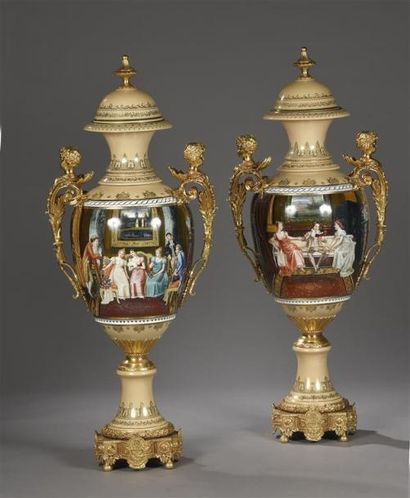 null Grande paire de vases balustres couverts en porcelaine polychrome à décor tournant...