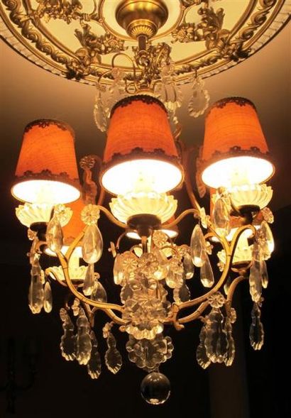 null Lustre en bronze doré à six bras de lumière à pampilles en cristal taillé.