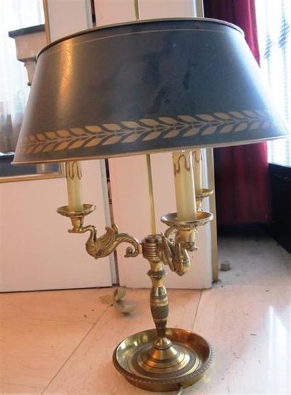 null Lampe bouillotte en bronze doré à trois bras de lumière en forme de cygne, abat...