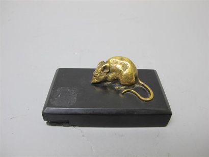 null Souris en bronze doré sur socle en marbre noir. Dim. : 11,5 x 6,5 cm. (Petit...