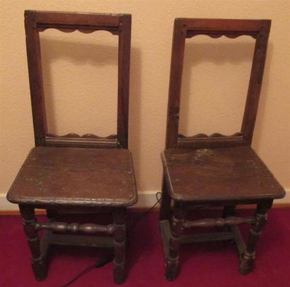 null Deux petites chaises en chêne sculpté anciennes.