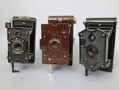 null Lot de 3 appareils : SOHO Ltd London Model B. Kodak N°2 Hawkette, en bakélite....