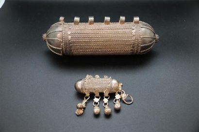 null Boite cylindrique à Thalers en métal à décor de grains de riz. Yémen, XXème...