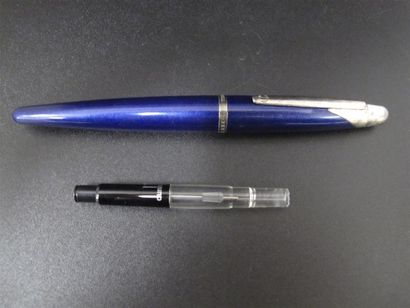null DUNHILL. Stylo plume AD 2000, résine bleue, plume or 18 k.