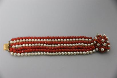 null Bracelet à trois rangs de perles de culture et de perles de corail facetté,...