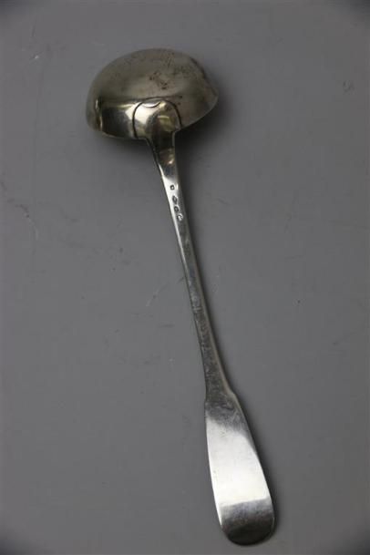 null Louche en argent (950°/°°), spatule nervurée. Poinçon au coq, Paris 1797-1809...
