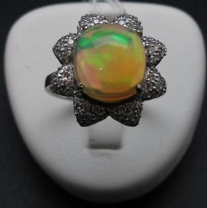 null Bague en or blanc (750°/°°) (18k), ornée d'une opale cabochon en serti griffe,...