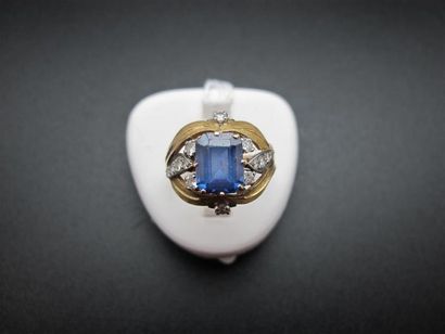 null Bague en or jaune à décor de feuilles entrelacées, ornée d'une pierre bleue...