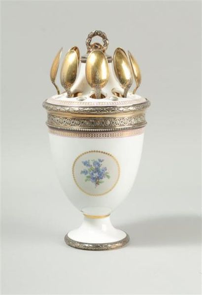 null Coupe à caviar en porcelaine à motifs d'un bouquet de pensées dans un médaillon,...