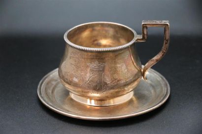 null Tasse et sa sous-tasse en argent, monogrammée CM sous une couronne comtale....