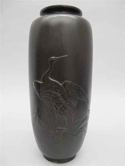 null JAPON. Paire de vases rouleaux en bronze à décor de grues. Hauteur: 25 cm.