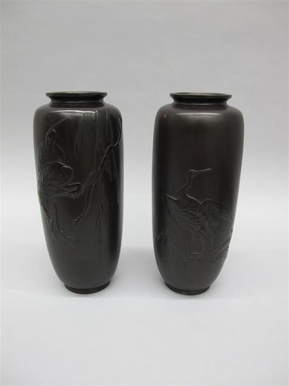 JAPON. Paire de vases rouleaux en bronze...