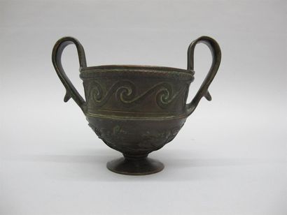 null Coupe à deux anses en bronze à décor de feuilles d'olivier. XIX° Siècle.