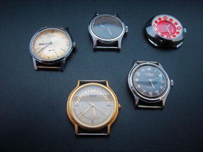 Lot de cinq montres dont une de marque SEIKO....