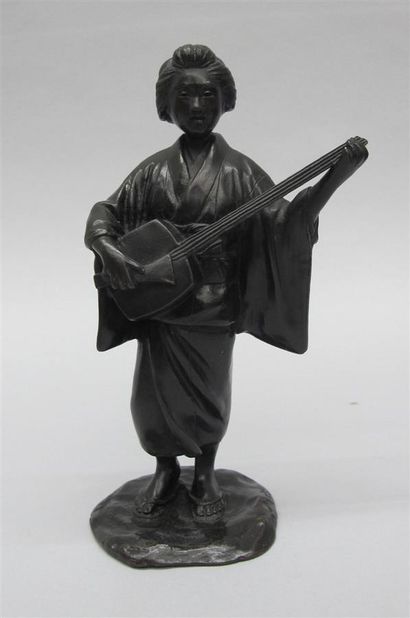 JAPON. Statuette en bronze figurant une musicienne....