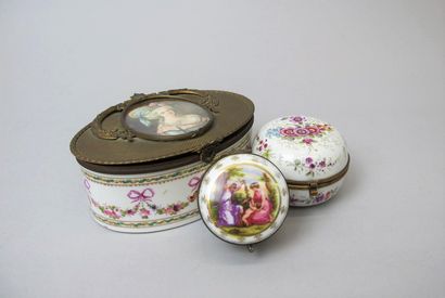 null Ensemble de tasses et sous-tasses en porcelaine à décor floral polychrome dont...
