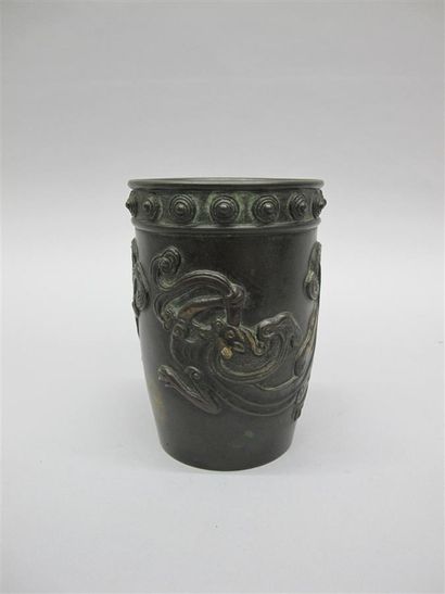 CHINE. Vase en bronze à décor d'un dragon....