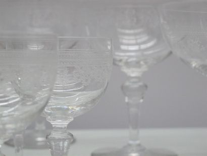 null Partie de service de verres en cristal gravé d'une frise de fleurs comprenant:...