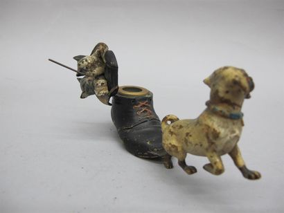 null Encrier en bronze polychrome figurant un chient tirant une botte avec deux chats....