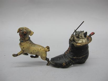 null Encrier en bronze polychrome figurant un chient tirant une botte avec deux chats....