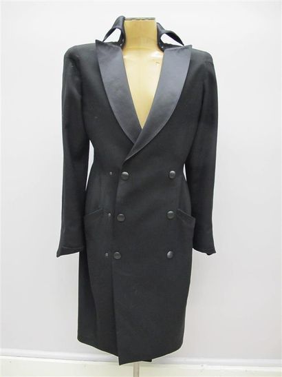 null THIERRY MUGLER.
Tailleur jupe noir. Jupe se fermant par cinq pressions. Veste...