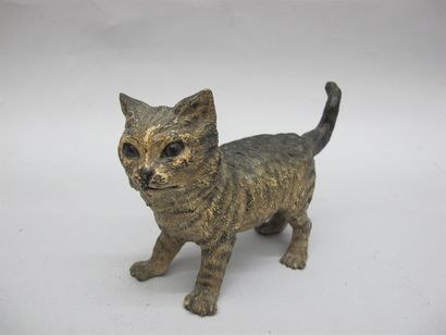 null VIENNE. Encrier figurant un chat en bronze, signé sous la base "GESCHUTZT.17...