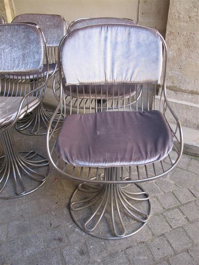 null Suite de six chaises métallique avec coussins en velours gris 