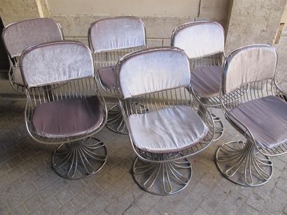 null Suite de six chaises métallique avec coussins en velours gris 