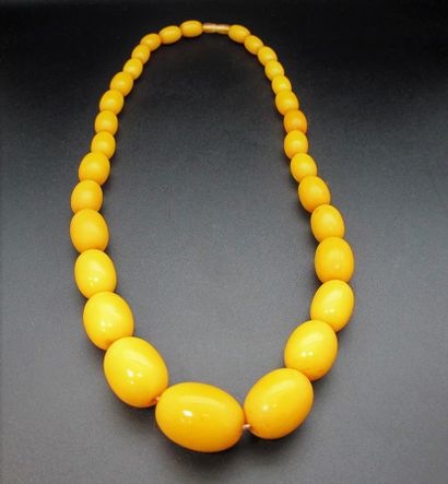 null Collier composé de 31 perles d'ambre de 1,7 à 2,8 cm de diamètre. Poids brut:...