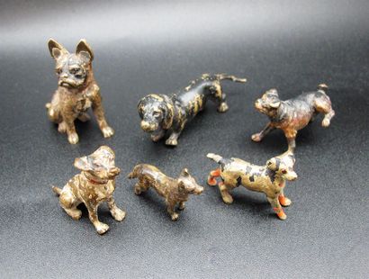 null Ensemble de 6 sujets en bronze de Vienne figurant des chiens (Teckel, bouledogue,...
